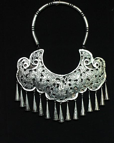 銀光璀璨，匠心獨(dú)運(yùn) 苗族飾品的文化密碼與藝術(shù)魅力